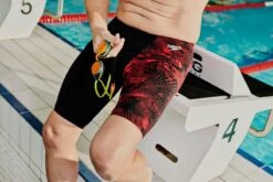 Speedo Allover V-Cut Jammer - Black/ Lava Red -Speedo Store tumbnail 1f992122 ec4a 48f8 950d 716b82308c3c